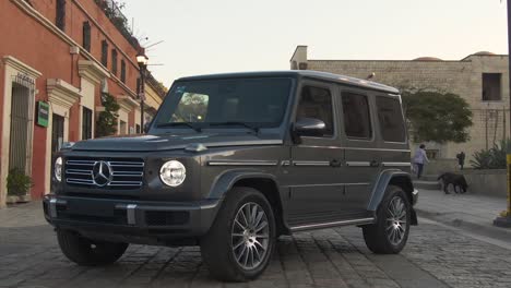 Moderno-Coche-Mercedes-Benz-Clase-G-Estacionado-En-Medio-De-La-Calle-En-Oaxaca,-México