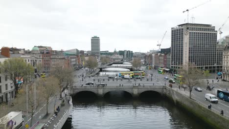 Cinematic-Establishing-Shot-Above-Liffey-River-in-Downtown-Dublin,-Ireland
