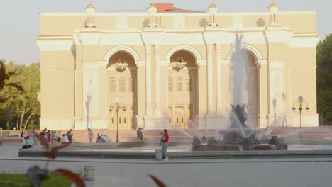 Gran-Teatro-Académico-De-Uzbekistán-Que-Lleva-El-Nombre-Del-Teatro-De-ópera-Y-Ballet-Alisher-Navoi-En-Tashkent