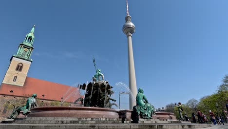 Low-Angle-Aufnahme-Des-Neptunbrunnens-Und-Des-Berliner-Fernsehturms-In-Berlin