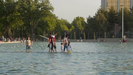 Menschen-Genießen-An-Brunnen-Im-Zentrum-Von-Taschkent-Auf-Dem-Unabhängigkeitsplatz
