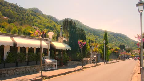 Malerische-Straße-An-Einem-Sonnigen-Tag-In-Capri,-Italien---Breit