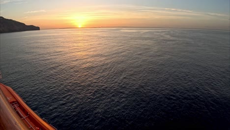 Timelapse-De-La-Licitación-Que-Se-Prepara-En-Un-Crucero-Mientras-Sale-El-Sol-Cerca-De-Madeira.