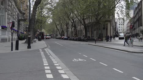 Straßenebene-Aufnahme-Von-Autos-Und-Fußgängern-Auf-Londoner-Straßen