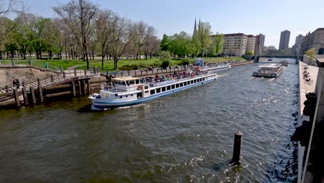 Flusskreuzfahrtschiff,-Das-Entlang-Der-Spree-Neben-Der-Humboldtpromenade-Und-Der-Museumsinsel-Vorbeifährt