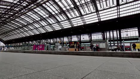 Aufnahme-Aus-Einem-Niedrigen-Winkel-Vom-Bahnsteig-Mit-Blick-Auf-Das-Dach-Des-Kölner-Hauptbahnhofs