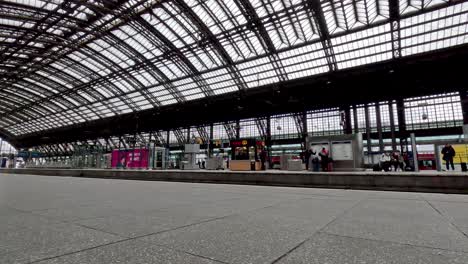 Disparo-De-ángulo-Bajo-Desde-La-Plataforma-Mirando-Hacia-La-Azotea-De-La-Plataforma-De-La-Estación-Central-De-Colonia