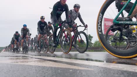Professionelle-Gruppe-Von-Radfahrern,-Die-Während-Der-Berühmten-Etappe-Des-Giro-D&#39;Italia-In-Italien-Rad-Fahren