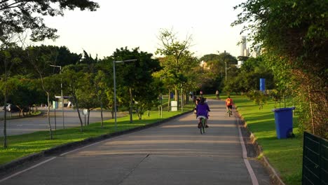 Parque-Urbano-Ibiraquera-Parque-Urbano-En-La-Ciudad-Brasileña-Con-Peatones-Y-Bicicletas