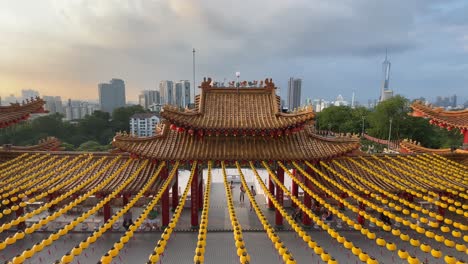 Vista-De-Las-Hermosas-Linternas-Amarillas-Que-Celebran-El-Cumpleaños-De-Mazu-Y-Con-Vistas-Al-Horizonte-Del-Paisaje-Urbano-En-El-Templo-Thean-Hou,-Kuala-Lumpur,-Malasia