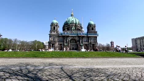 Vista-De-La-Catedral-De-Berlín-En-Un-Día-Soleado-Con-Cielos-Azules-Claros-Vistos-Desde-El-Otro-Lado-De-Lustgarten