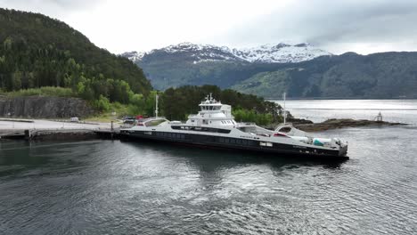 Ferry-Eléctrico-Gloppefjord-Junto-Al-Muelle-De-Ferry-Anda-Para-Cargar-Automóviles-Y-Cargar-Baterías---Ferry-Eléctrico-De-La-Compañía-Fjord-1---Vista-Aérea