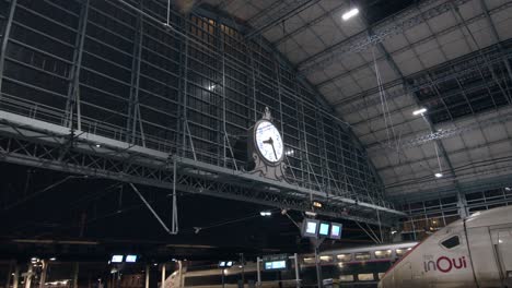 Ruhiger-Bahnhof-In-Bordeaux-Bei-Nacht