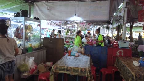 Foto-Panorámica-En-El-Patio-De-Comidas-Del-Famoso-Mercado-Chatuchak-En-Bangkok-Con-Lugareños-Y-Extranjeros-Comiendo,-Tailandia