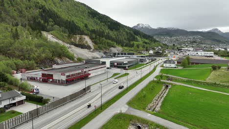 Autohändler-In-Forde,-Norwegen-–-Luftaufnahme-Von-Berge-Und-Co-Und-Anderen-Händlern-Mit-Der-Stadt-Forde-Im-Hintergrund