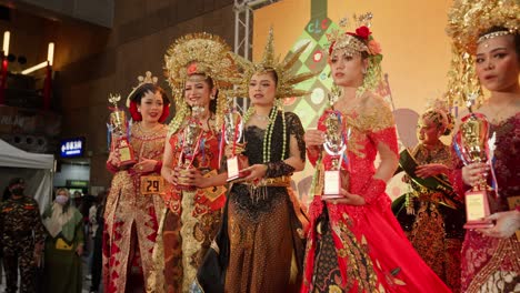 Indonesische-Modenschau,-Die-Verschiedene-Traditionelle-Kostüme-Aus-Verschiedenen-Bereichen-Präsentiert