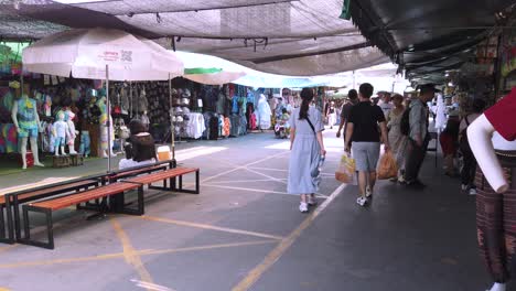 Statische-Aufnahme-Des-Berühmten-Chatuchak-Marktes-In-Bangkok-Mit-Einheimischen-Und-Touristen,-Die-Sich-In-Thailand-Umsehen