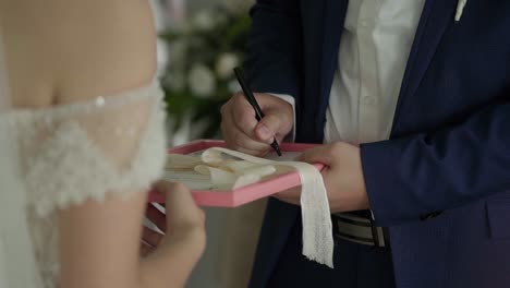 El-Novio-Firma-El-Certificado-De-Boda-Durante-La-Ceremonia-De-Boda