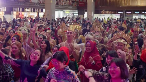 Multitudes-De-Indonesios-Con-Trajes-Tradicionales-Bailando-En-La-Estación-Principal-De-Taipei.