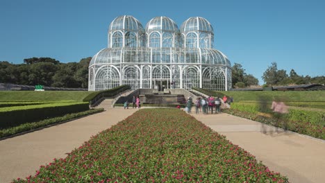Curitiba-Botanical-Garden,-tourists-visiting-the-"Palacio-de-Cristal"-greenhouse,-time-lapse-capture
