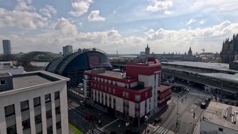 Mit-Blick-Auf-Das-Kommerzhotel-Köln-Und-Den-Konzertsaal-Musical-Dome-Neben-Dem-Kölner-Hauptbahnhof-An-Einem-Warmen,-Sonnigen-Tag