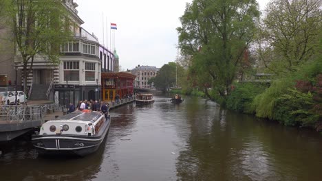 Canal-Diurno-De-Amsterdam-Y-Escena-Callejera