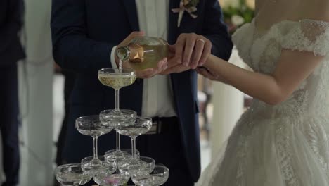 Parejas-De-Bodas-Asiáticas-Sirviendo-Champán-En-La-Torre-De-Champán