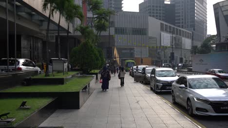 Escena-Matutina-De-Gente-Caminando-Afuera-Del-Hotel-Grand-Millennium-Y-Con-El-Telón-De-Fondo-Del-Famoso-Centro-Comercial,-Pabellón-Kuala-Lumpur,-Malasia