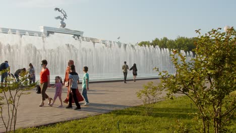 Gente-Caminando-Fuentes-En-El-Centro-De-Tashkent-En-La-Plaza-De-La-Independencia