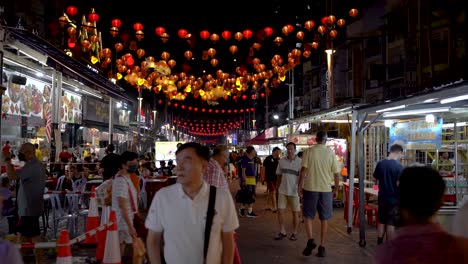 Szene-Mit-Herumlaufenden-Menschen-Und-Restaurants-In-Jalan-Alor,-Einem-Berühmten-Straßenessen-Und-Pasar-Malam-In-Kuala-Lumpur,-Malaysia