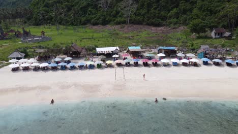 Luftaufnahmen,-Menschen-Entspannen-Sich-Am-Strand-Von-Atuh-Auf-Der-Insel-Nusa-Penida,-Bali,-Indonesien