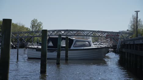 Altmodisches-Schwedisches-Fischerboot,-Das-Am-Holzsteg-In-Lomma-Angedockt-Und-Festgemacht-Hat