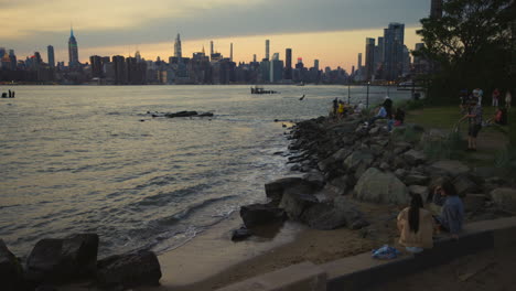 Manhattan,-Nueva-York,-Horizonte-Con-Gente-Viendo-La-Puesta-De-Sol-Desde-El-Lado-De-Brooklyn-Del-East-River