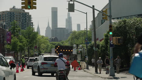 Queens-New-York-Kreuzung-Mit-Straßenbau-Wolkenkratzern-In-Manhattan-In-Der-Ferne