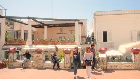 Turistas-Explorando-La-Encantadora-Ciudad-De-Anacapri-En-La-Isla-De-Capri,-Italia