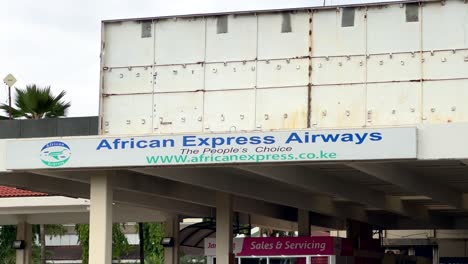 African-Express-Airways-Schild-Am-Internationalen-Flughafen-Moi-In-Kenia