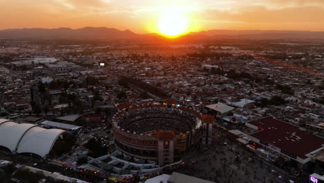 Luftaufnahme-Rund-Um-Die-Stierkampfarena-San-Marcos,-Sonnenuntergang-In-Aguascalientes,-Mexiko