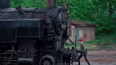 Foto-De-Un-Trabajador-De-Mantenimiento-Trabajando-En-Un-Histórico-Tren-De-La-Legión-De-Vapor-En-La-República-Checa-Durante-El-Día.