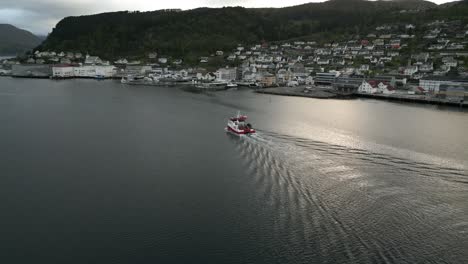 Service-Boat-Approaching-at-Måløy