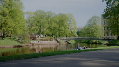 Zeitraffer-Im-Kronvalda-Park.-Riga,-Lettland