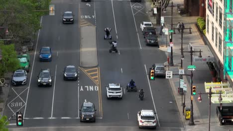 Toma-Aérea-Ampliada-De-Hombres-Montando-Quads-De-Cuatro-Ruedas-Y-Motos-De-Cross-En-Las-Calles-De-La-Ciudad-De-Filadelfia