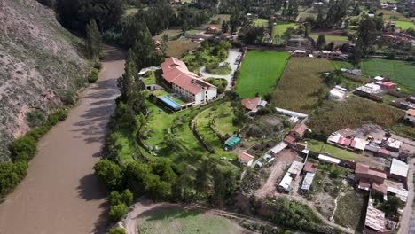 Sobrevuelo-Sobre-Los-Terrenos-Del-Hotel-Taypikala-En-El-Valle-Sagrado-De-Urubamba,-Que-Está-Cerca-De-Las-Famosas-Atracciones-Turísticas-De-Las-Ruinas-De-Raqaypata-Y-La-Cascada-Perolniyoc