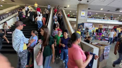 La-Gente-Usa-Escaleras-Mecánicas-Para-Bajar-Dentro-De-Un-Centro-Comercial.