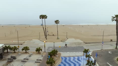Aerial-view-in-front-of-the-boardwalk-and-the-Venice-Beach,-low-visibility-in-LA,-USA