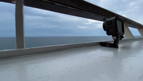 Auf-Einem-Schiff-Montierte-Action-Kamera,-Die-Ein-Weitwinkelvideo-Des-Ozeans-Aufzeichnet