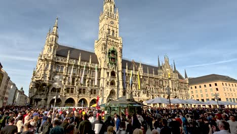 Crowds-Waiting-For-The-Rathaus-Glockenspiel-Dance-At-Marienplatz