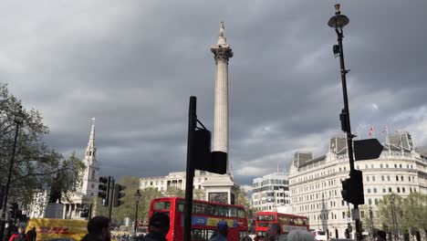 Plano-Bajo-De-Trafalgar-Square-Con-Un-Autobús-Rojo-De-Dos-Pisos.