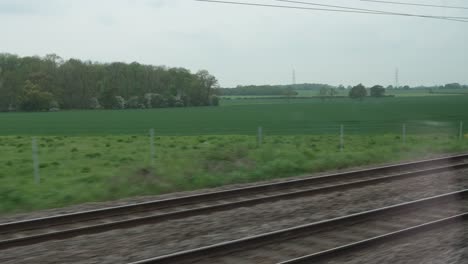 Blick-Auf-Die-Englische-Landschaft-Durch-Das-Zugfenster