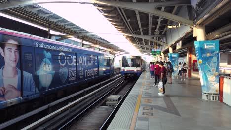 Aufnahme-Auf-Dem-U-Bahn-Bahnsteig-Von-Thailändern-Und-Ausländern,-Die-Tagsüber-In-Bangkok,-Thailand,-Den-Zug-Betreten