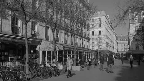 Paris,-Frankreich:-Schwarz-Weiß-Aufnahme-Von-Einheimischen,-Die-An-Einem-Sonnigen-Tag-Durch-Das-Chatelet-Viertel-In-Paris,-Frankreich,-Spazieren